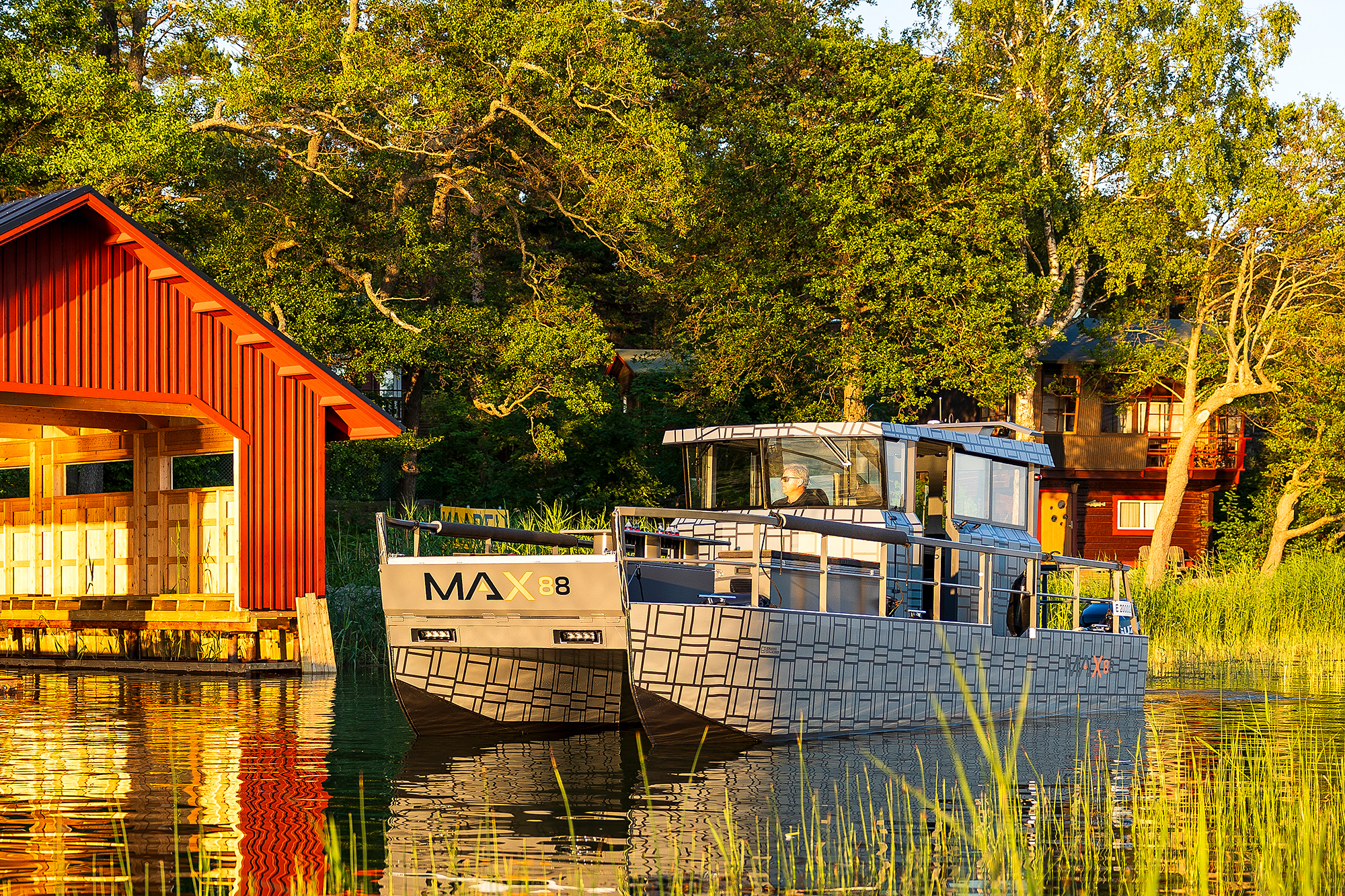 Lehdistötiedote: MAX monikäyttöveneiden mallisto laajenee – uudet mallit esitellään Helsingin Uivassa venenäyttelyssä